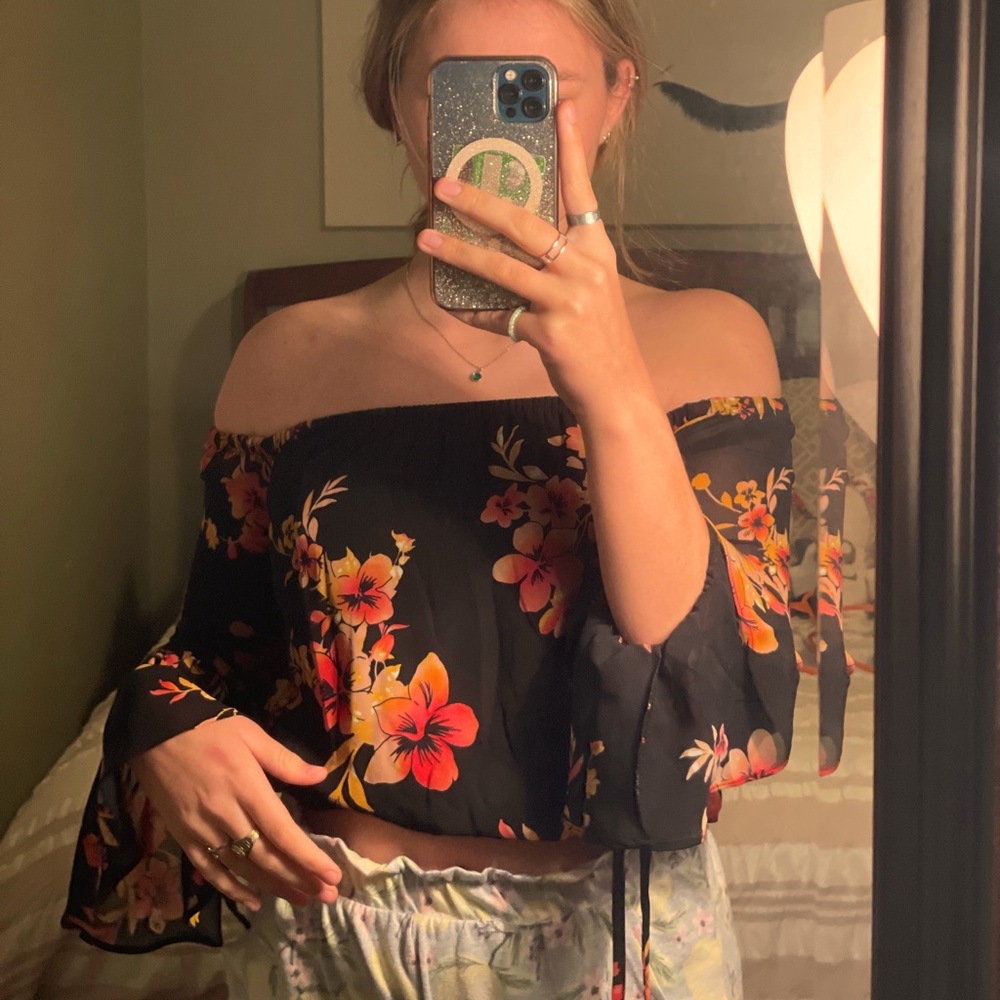 Guess off the shoulder floral rose top.